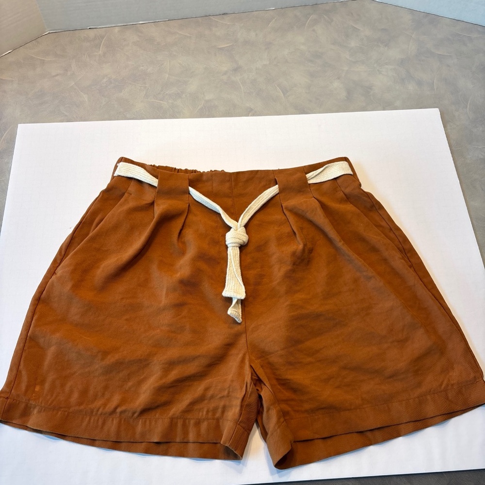 Jacqueline de Yong Woman's Brown Draw string shorts, size 40 (US 10)